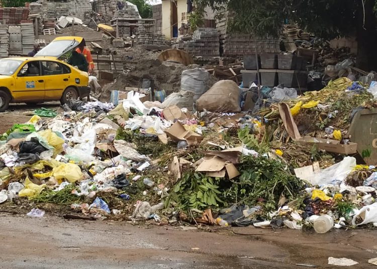 YAOUNDE ET DOUALA PLOIENT SOUS LES ORDURES