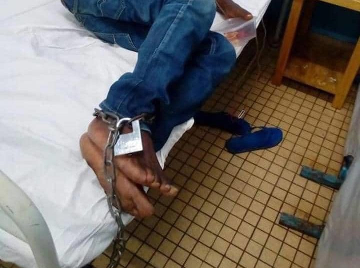 UN MILITANT DU MRC ENCHAINE SUR SON LIT D’HOPITAL